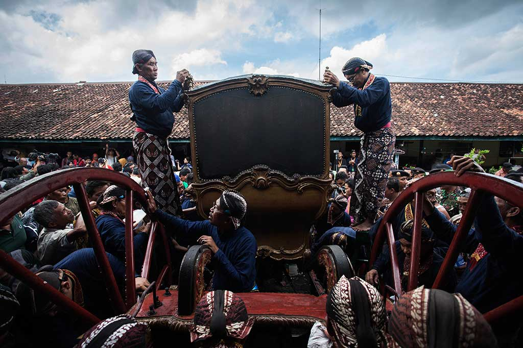 Jamasan Ritual Memandikan Pusaka Di Bulan Suro