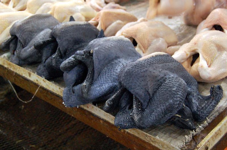 Daging ayam cemani juga ikut-ikutan hitam, lo. (Flickr/
Shubert Ciencia)