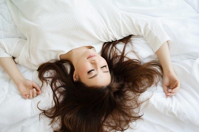 Berikut Ini Manfaat Tidur Tanpa Bantal