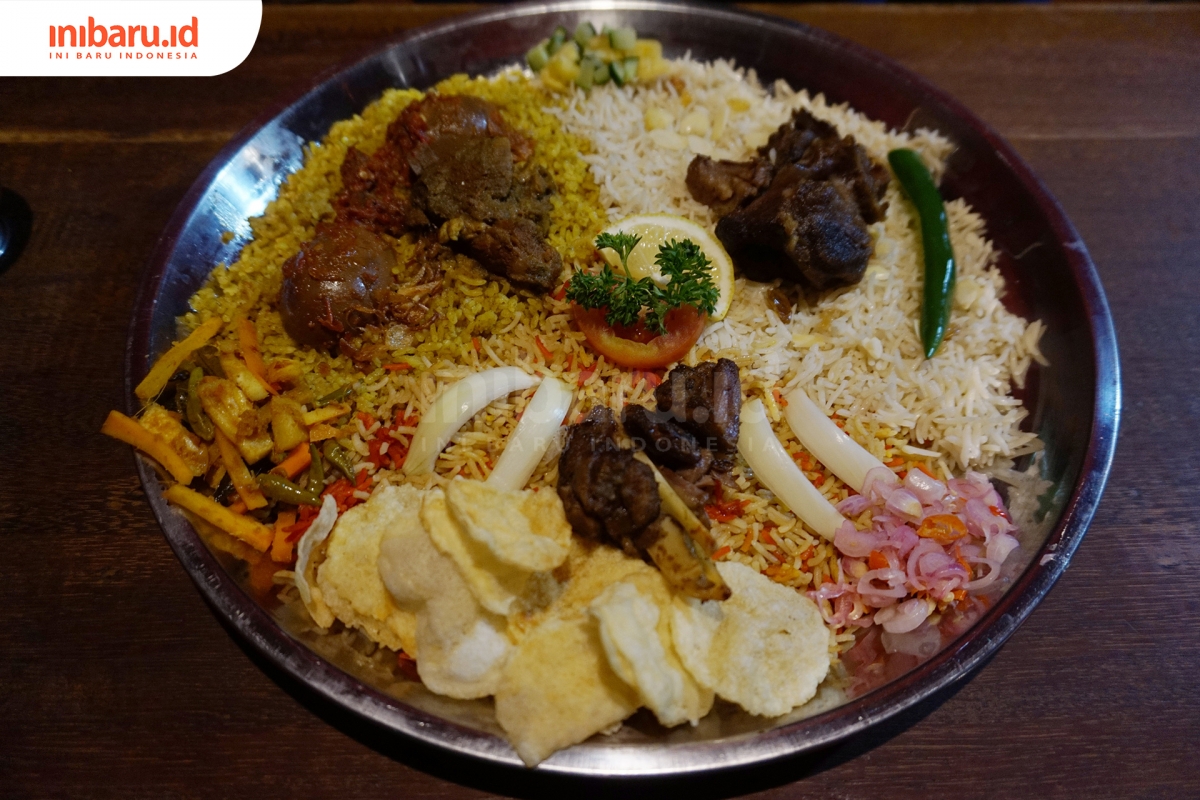 biryani-kebuli-dan-mandi-di-satu-loyang-menikmati-ketiganya-dengan