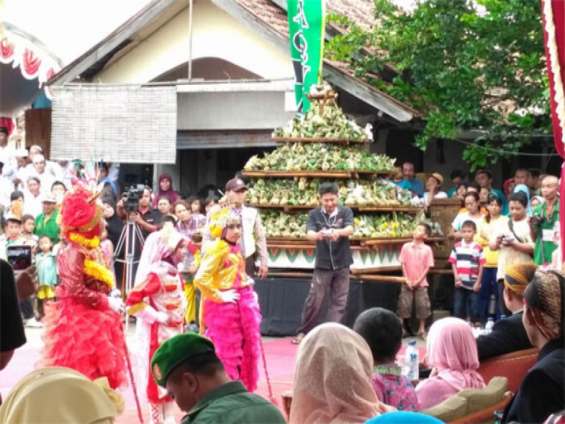 Tradisi Perayaan Maulid Nabi di Nusantara (2): Cuci Pusaka, Kirab Ampyang, dan Rebutan di Pohon Keres