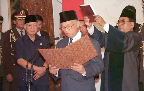 Fakta Pelantikan Presiden Habibie Satu Satunya Yang Dilantik Di Istana